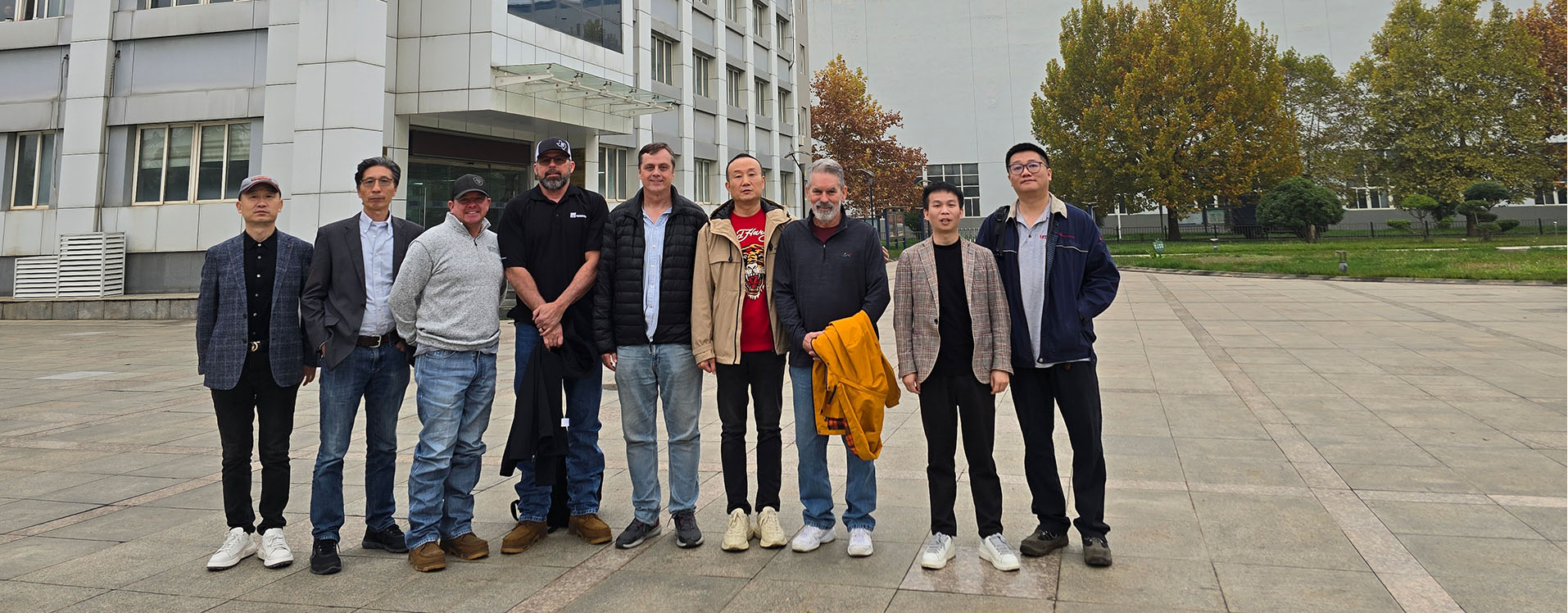 Khách qu?c t? th?m h?i